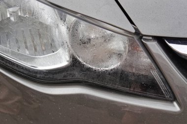 Arabanın farlarındaki yoğunlaştırılmış su objektiflere zarar verdi