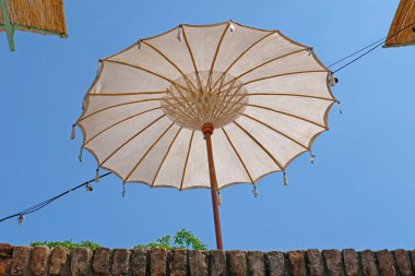 Doğulu beyaz şemsiye şemsiyesi Yaz günü güneş gölgesi