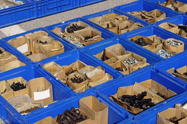 Plastik kutulardaki cıvatalar ve fındıklar donanım parçaları
