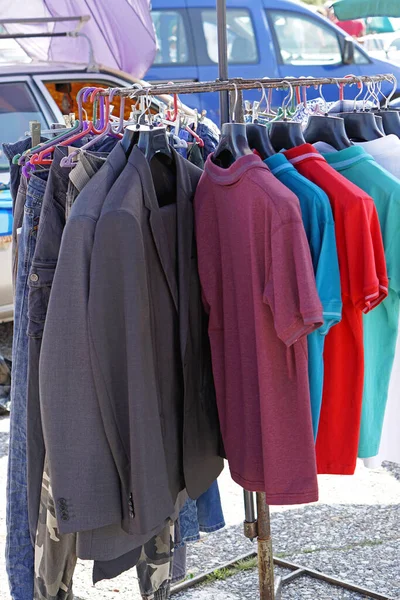 Hemden Und Anzüge Altkleider Auf Flohmarkt — Stockfoto
