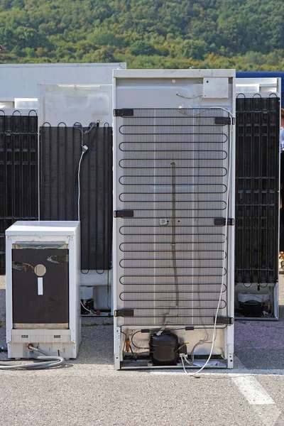 Eski buzdolabı ve ev aletlerini dışarıda geri dönüştürüyorum.