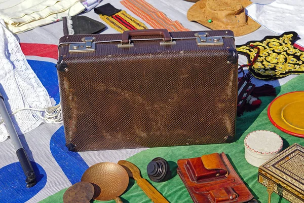 跳蚤市场的老式棕色行李箱旅行行李 — 图库照片