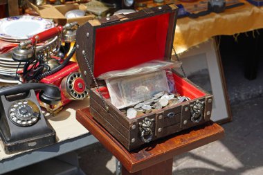 Antika pazarında sandıktaki eski paralar.