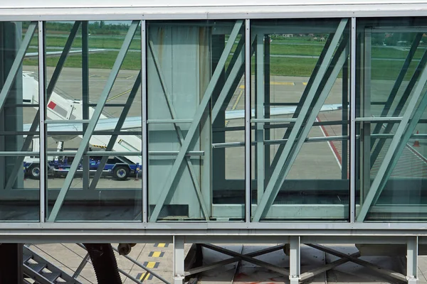 Estrutura Móvel Ponte Aérea Túnel Vidro Aeroporto — Fotografia de Stock