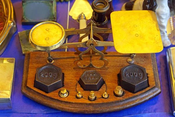 Kleine Gouden Weegschaal Met Gewichten Antieke Markt — Stockfoto