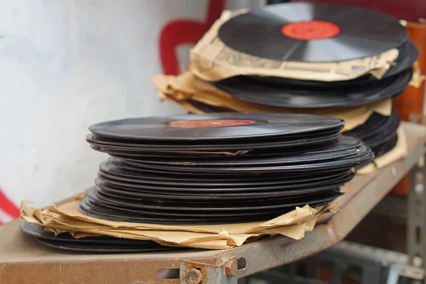 跳蚤市场有一大堆旧的乙烯唱片 — 图库照片