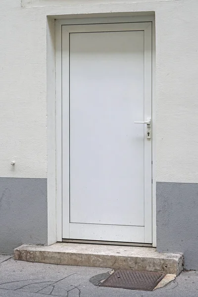Κλειστή Λευκή Πόρτα Στο Σπίτι Φρεάτιο — Φωτογραφία Αρχείου