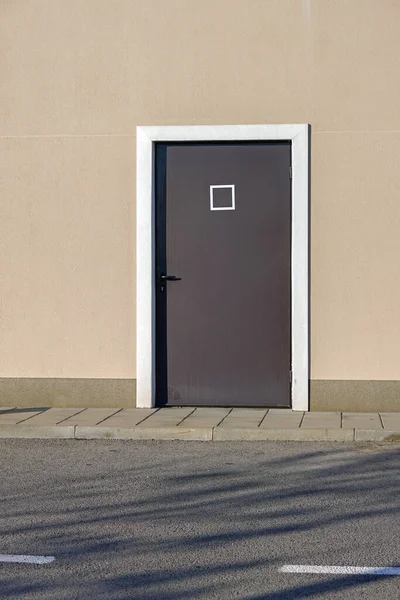 Dunkle Geschlossene Tür Bei Großer Mauer — Stockfoto