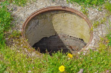 Parkın derinliklerinde gizli bir delik aç.