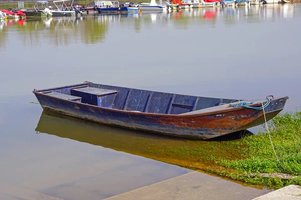 Sakin Nehrin Oraya Park Edilmiş Uzun Çelik Bir Tekne — Stok fotoğraf