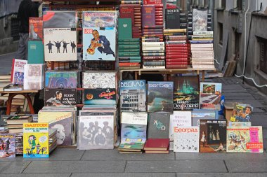 Belgrad, Sırbistan - 1 Mart 2016: Vinil kitaplar kentteki sokak pazarındaki LP retro çizgi romanlarını kaydetti.