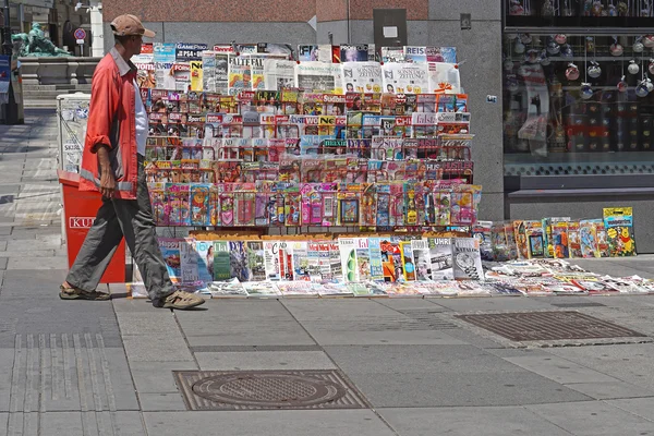 Surat kabar jalanan Vienna — Stok Foto