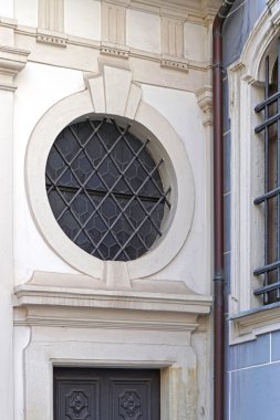 çubuklarla yuvarlak pencere