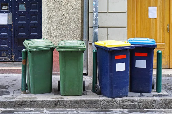 Caixotes de lixo na rua — Fotografia de Stock