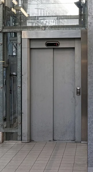 Лифт в здании — стоковое фото