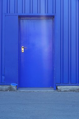 Endüstriyel mavi kapı