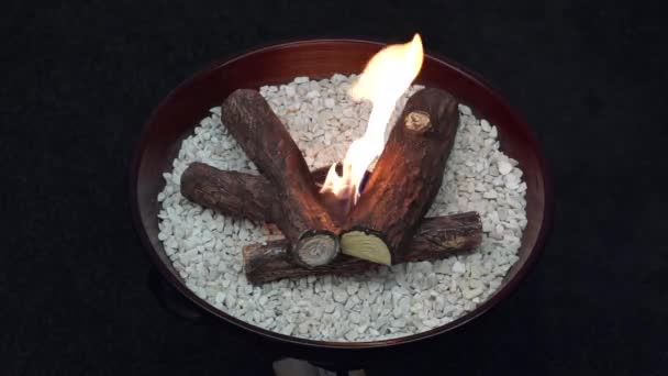 Hoyo de fuego con troncos — Vídeo de stock