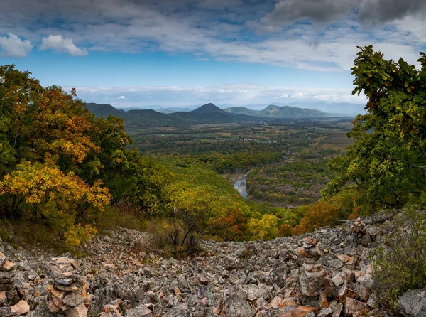 Paisagem Outono Com Vista Para Montanha Para Vale Nuvens Montanhas — Fotografia de Stock