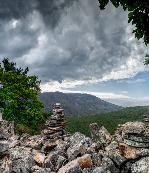 Pirámides Piedras Cima Montaña Cielo Nublado Con Nubes Oscuras — Foto de Stock