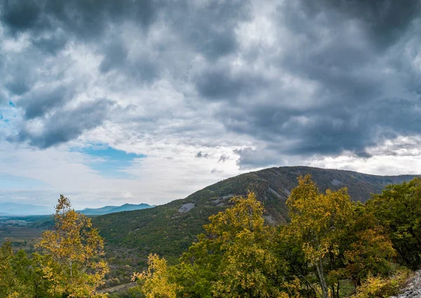 雲のある山の秋 ロイヤリティフリーのストック写真