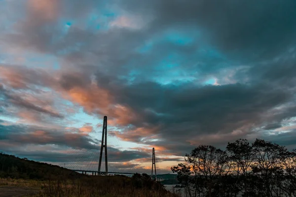 Pilar Jembatan Terhadap Langit Selama Matahari Terbenam — Stok Foto
