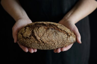 elinde bütün rustik ekmek