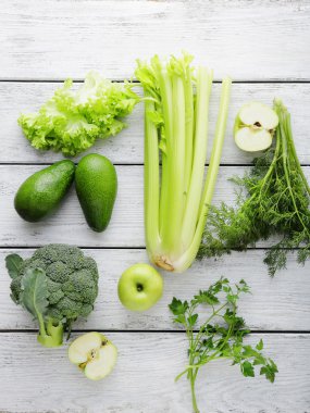 yeşil sebze ve meyveler Beyaz ahşap zemin üzerinde