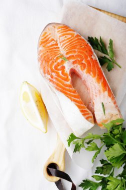 Çiğ somon steak ve limon dilim