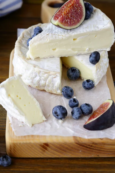 Camembert ost med fikon och blåbär — Stockfoto