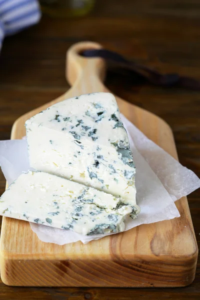 Roquefort cheese on chopping board — Stock Photo, Image
