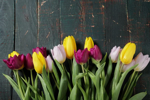 Lente tulip boeket op oude planken — Stockfoto