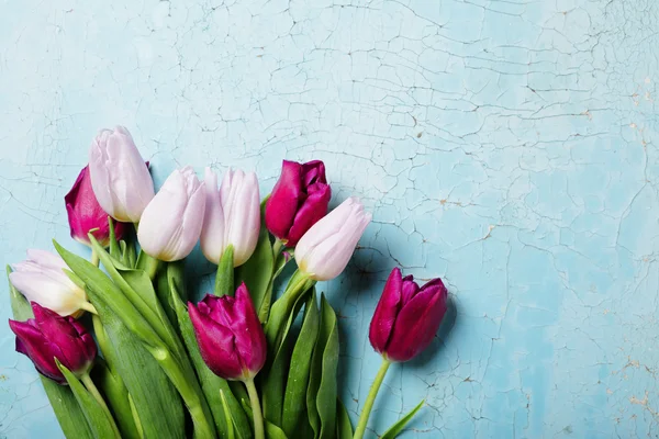 Tulpen auf altem blauen Hintergrund — Stockfoto