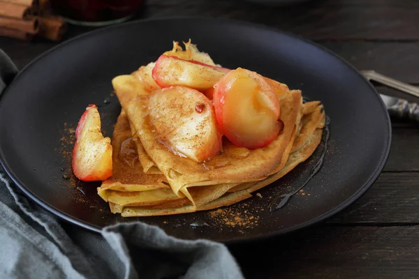 Pannenkoeken met appels — Stockfoto