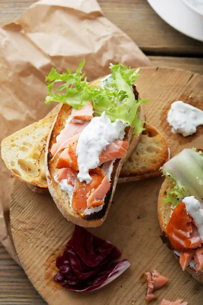 Toasted bread with salmon — Stock Photo, Image