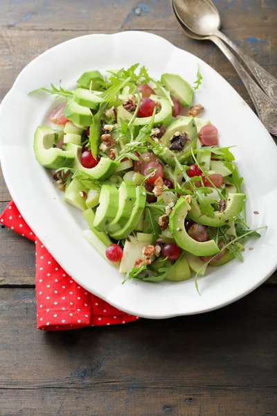 Frischer Salat im großen Teller — Stockfoto