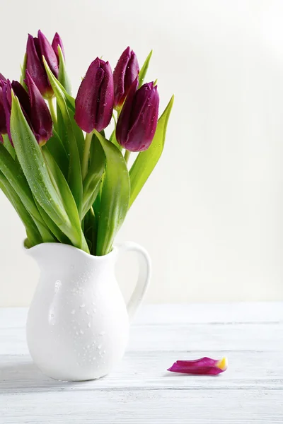 Um bando de tulipas num vaso branco — Fotografia de Stock