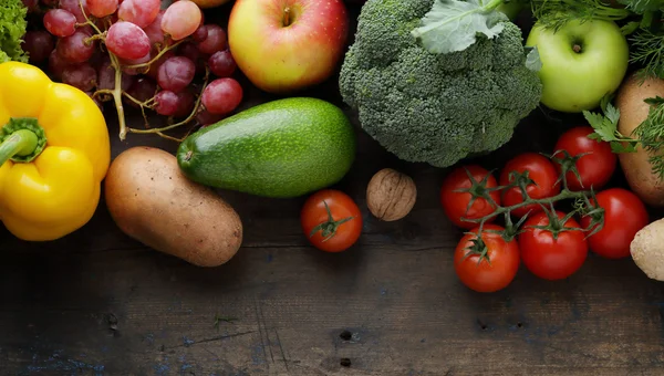 Gemüse und Obst auf Holz Hintergrund — Stockfoto