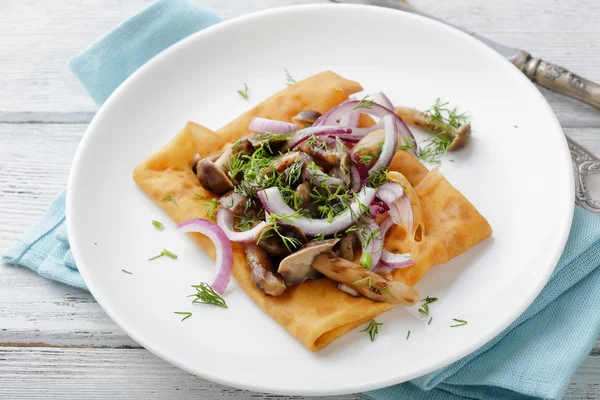 Panqueca fina com molho de cogumelos — Fotografia de Stock