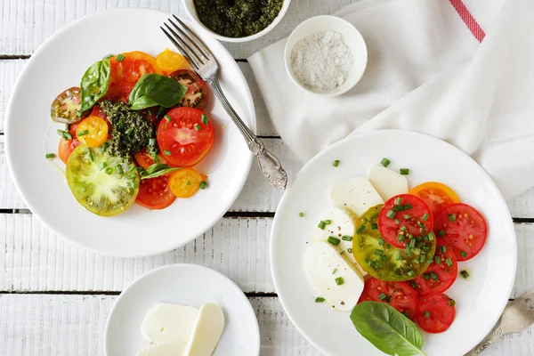 Italiaanse caprese salade en tomaten op plaat — Stockfoto