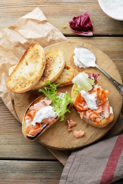 Bruschetta sos ve gemide somon ile