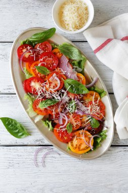 büyük tabakta domates salatası