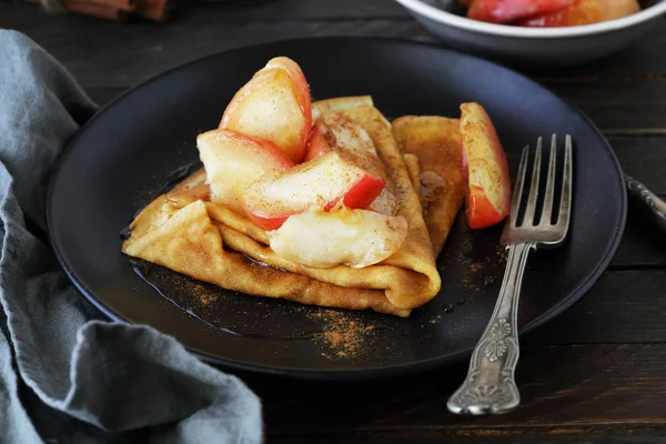 Crepes com maçãs e canela — Fotografia de Stock