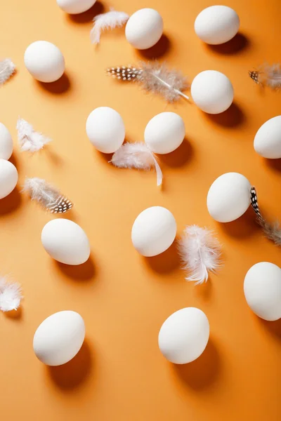 Ovos brancos no fundo da cor — Fotografia de Stock