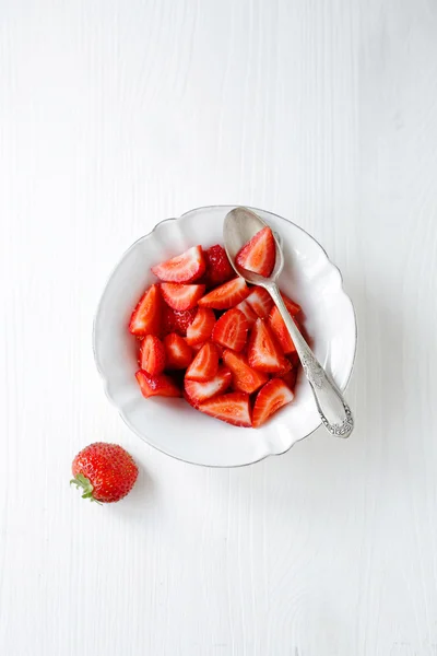 Fresa en tazón blanco —  Fotos de Stock