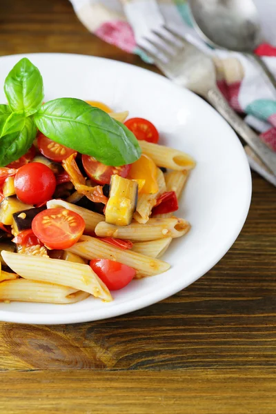 Vegetarian pasta in bowl — Stock Photo, Image