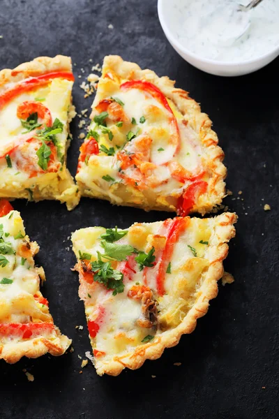 Quiche with salmon and cheese — Stock Photo, Image