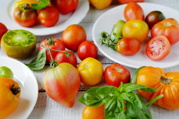 Tomates em tábuas brancas — Fotografia de Stock