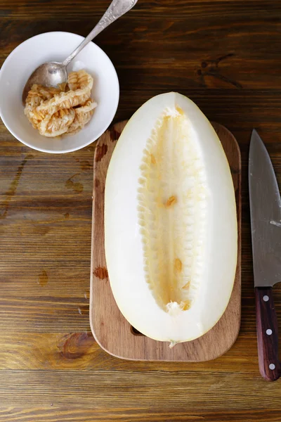 Rebanada de melón amarillo y cuchillo — Foto de Stock