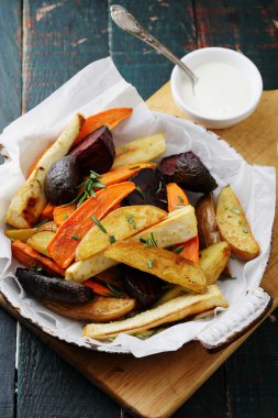 kavrulmuş sebze sos ile