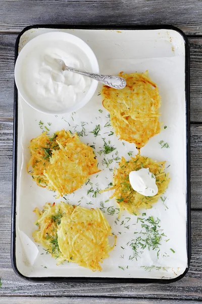 Panqueque de patata con crema agria — Foto de Stock